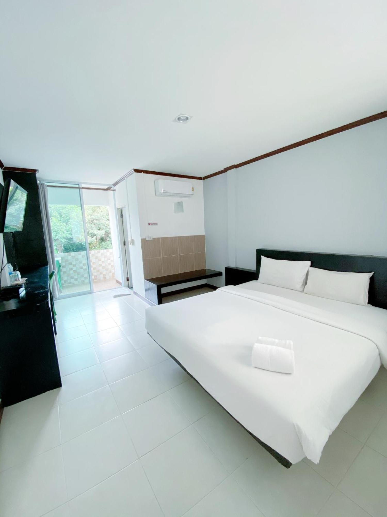 Tanatnan Hotel Ranong Exterior photo